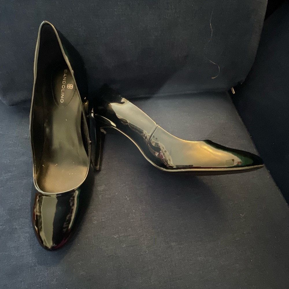 Bandolino black patent pump